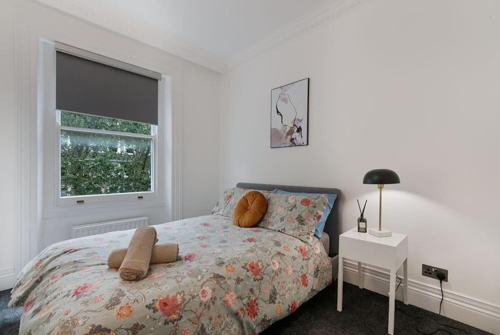 Knightsbridge Two Bed Apartment Londra Esterno foto