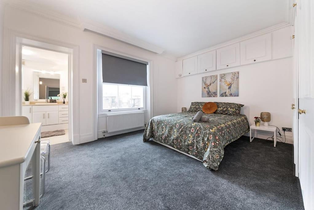 Knightsbridge Two Bed Apartment Londra Esterno foto