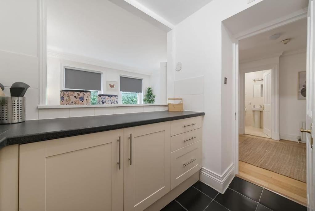 Knightsbridge Two Bed Apartment Londra Esterno foto