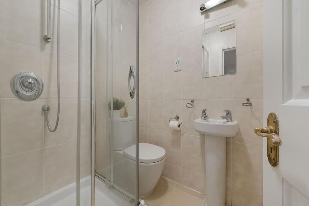 Knightsbridge Two Bed Apartment Londra Esterno foto